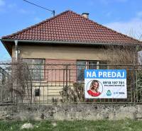 ☎️ 0918197701- Na predaj starší rodinný dom vhodný na kompletnú presta - Rodinný dom v Dunajskom Klátove na predaj, s červenou strechou a plotom.
