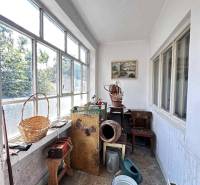 ☎️ 0918197701- Na predaj starší rodinný dom vhodný na kompletnú presta - Kryté miesto, zasklená časť rodinného domu s košíkmi a záhradnými potrebami.