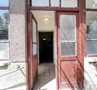 ☎️ 0918197701- Na predaj starší rodinný dom vhodný na kompletnú presta - Vstupné dvere do rodinného domu v Dunajskom Klátove s presklenenou výplňou.