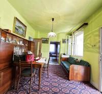 ☎️ 0918197701- Na predaj starší rodinný dom vhodný na kompletnú presta - Jedáleň v rodinnom dome s vitrínou, koberec a sedačka.