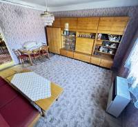 ☎️ 0918197701- Na predaj starší rodinný dom vhodný na kompletnú presta - Obývacia izba v Rodinnom dome s retro nábytkom a vzorovanými tapetami.