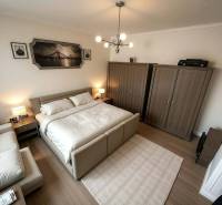 ☎️ 0918197701- Na predaj starší rodinný dom vhodný na kompletnú presta - Spálňa v rodinnom dome s posteľou, podlahou s dreveným dekorom a drevenými skriňami.