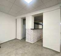 ☎️ 0918197701-Na prenájom väčší obchodný priestor 230 m² v suteréne v  - Interiér obchodných priestorov s tehlovým obkladom a zamaskovanou chladničkou.