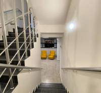 ☎️ 0918197701-Na prenájom väčší obchodný priestor 230 m² v suteréne v  - Schodisko vedúce do miestnosti s dvoma žltými kreslami v obchodných priestoroch.