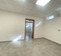 ☎️ 0918197701-Na prenájom väčší obchodný priestor 230 m² v suteréne v  - Obchodné priestory s bielymi stenami a svetlou dlažbou.
