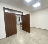 ☎️ 0918197701-Na prenájom väčší obchodný priestor 230 m² v suteréne v  - Otvorené dvere v obchodných priestoroch s podlahou a bielymi stenami.