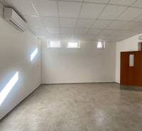 ☎️ 0918197701-Na prenájom väčší obchodný priestor 230 m² v suteréne v  - Prázdna miestnosť v obchodných priestoroch so svetlými stenami a dlažbou.