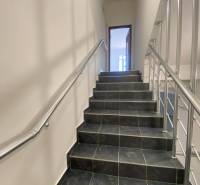 ☎️ 0918197701-Na prenájom väčší obchodný priestor 230 m² v suteréne v  - Schody s tmavými dlaždicami a nerezovým zábradlím v obchodných priestoroch.