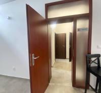 ☎️ 0918197701-Na prenájom väčší obchodný priestor 230 m² v suteréne v  - Otvorené dvere vedú do chodby s označením toaliet v obchodných priestoroch.