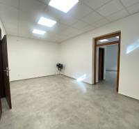 ☎️ 0918197701-Na prenájom väčší obchodný priestor 230 m² v suteréne v  - Interiér obchodných priestorov s dlažbou, bielymi stenami a stropným osvetlením.