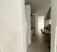 ☎️ 0918197701-Na prenájom väčší obchodný priestor 230 m² v suteréne v  - Úzky interiér obchodných priestorov s kuchynským zariadením a jedálenským stolom.