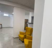 ☎️ 0918197701-Na prenájom väčší obchodný priestor 230 m² v suteréne v  - Žlté kreslá v obchodných priestoroch, s bielymi stenami a svetlou podlahou.