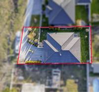 ☎️ 0918197701- 296 900, - € Znížená cena   !!!Na predaj krásny, štýlov - Pohľad zhora na pozemok rodinného domu vo Veľkých Dvorníkoch, vyznačený červenou čiarou.