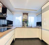 ☎️ 0918197701- 296 900, - € Znížená cena   !!!Na predaj krásny, štýlov - Moderná kuchyňa v rodinnom dome s bielymi skrinkami a veľkými hodinami nad drezom.