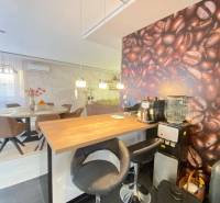 ☎️ 0918197701- 296 900, - € Znížená cena   !!!Na predaj krásny, štýlov - Kuchyňa rodinného domu s barovými stoličkami a kávovou výzdobou na stene.