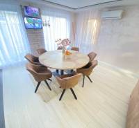 ☎️ 0918197701- 296 900, - € Znížená cena   !!!Na predaj krásny, štýlov - Jedáleň v rodinnom dome s okrúhlym stolom a podlahou s dreveným dekorom.