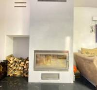 ☎️ 0918197701- 296 900, - € Znížená cena   !!!Na predaj krásny, štýlov - V rodinnom dome sa nachádza krb s drevom uloženým vedľa neho.