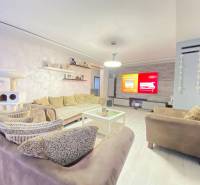 ☎️ 0918197701- 296 900, - € Znížená cena   !!!Na predaj krásny, štýlov - Obývačka v rodinnom dome s pohodlnou sedacou súpravou a podlahou s dreveným dekorom.