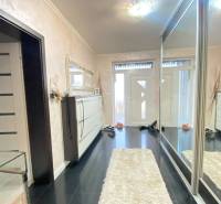 ☎️ 0918197701- 296 900, - € Znížená cena   !!!Na predaj krásny, štýlov - Chodba v rodinnom dome so zrkadlovou skriňou, bielym kobercom a čiernou podlahou.