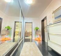 ☎️ 0918197701- 296 900, - € Znížená cena   !!!Na predaj krásny, štýlov - Interiér rodinného domu so zrkadlovou skriňou, rastlinou a bielym kobercom na tmavej podlahe.