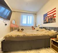 ☎️ 0918197701- 296 900, - € Znížená cena   !!!Na predaj krásny, štýlov - Spálňa v rodinnom dome s televízorom, posteľou a dekoráciami na stene.