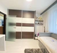 ☎️ 0918197701- 296 900, - € Znížená cena   !!!Na predaj krásny, štýlov - Detská izba v rodinnom dome s posteľou, skriňou, trofejami a podlahou s dreveným dekorom.