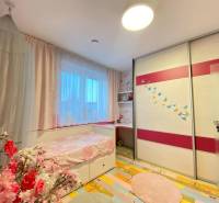 ☎️ 0918197701- 296 900, - € Znížená cena   !!!Na predaj krásny, štýlov - Detská izba s farebnou podlahou s dreveným dekorom a skriňou v Rodinnom dome.