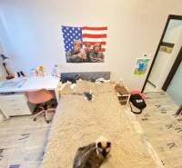 ☎️ 0918197701- 296 900, - € Znížená cena   !!!Na predaj krásny, štýlov - Detská izba s písacím stolom, podlahou s dreveným dekorom a dekoráciami na stenách v rodinnom dome.