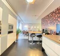 ☎️ 0918197701- 296 900, - € Znížená cena   !!!Na predaj krásny, štýlov - Kuchyňa v rodinnom dome so stolom, barovými stoličkami a stenou s motívom kávových zŕn.