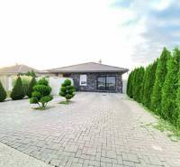 ☎️ 0918197701- 296 900, - € Znížená cena   !!!Na predaj krásny, štýlov - Rodinný dom vo Veľkých Dvorníkoch s dláždeným dvorom a upravenou živou výsadbou.