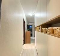 ☎️ 0918197701- 296 900, - € Znížená cena   !!!Na predaj krásny, štýlov - Biela chodba s úložnými skrinkami a podlahou s dreveným dekorom v Rodinnom dome.