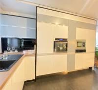 ☎️ 0918197701- 296 900, - € Znížená cena   !!!Na predaj krásny, štýlov - Kuchyňa v rodinnom dome s vstavanými spotrebičmi a podlahou s dreveným dekorom.