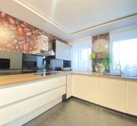 ☎️ 0918197701- 296 900, - € Znížená cena   !!!Na predaj krásny, štýlov - Kuchyňa v rodinnom dome s dekorom kávových zŕn a veľkými hodinami.