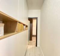 ☎️ 0918197701- 296 900, - € Znížená cena   !!!Na predaj krásny, štýlov - Úzka chodba rodinného domu so vstavanými skriňami a podlahou s dreveným dekorom.