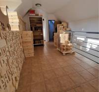 ☎️ 0918197701-PREDAJ/PRENÁJOM obchodný priestor na pešej zóne v blízko - V obchodných priestoroch sú uložené drevené krabice a police s tovarom.