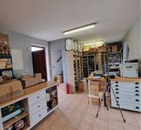 ☎️ 0918197701-PREDAJ/PRENÁJOM obchodný priestor na pešej zóne v blízko - Obchodné priestory s regálmi, krabicami a kancelárskym vybavením na dlažbe.