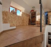 ☎️ 0918197701-PREDAJ/PRENÁJOM obchodný priestor na pešej zóne v blízko - Interiér obchodných priestorov s drevenými blokmi a regálmi na knihy a dekorácie.