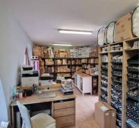 ☎️ 0918197701-PREDAJ/PRENÁJOM obchodný priestor na pešej zóne v blízko - Organizované obchodné priestory s oceľovými regálmi, pracovným stolom a množstvom zásob.