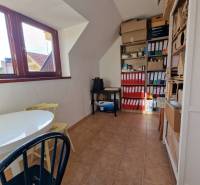 ☎️ 0918197701-PREDAJ/PRENÁJOM obchodný priestor na pešej zóne v blízko - Interiér obchodných priestorov s kartotékou, stolom a stoličkami, podlaha s dlažbou.