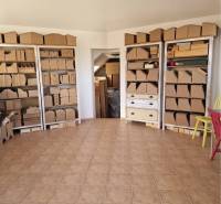 ☎️ 0918197701-PREDAJ/PRENÁJOM obchodný priestor na pešej zóne v blízko - Obchodné priestory s policami a kartónovými krabicami na dlažbe.