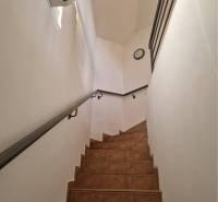 ☎️ 0918197701-PREDAJ/PRENÁJOM obchodný priestor na pešej zóne v blízko - Schodisko s hnedými dlaždicami v obchodných priestoroch a stena s klimatizáciou.