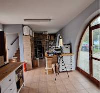 ☎️ 0918197701-PREDAJ/PRENÁJOM obchodný priestor na pešej zóne v blízko - Interiér obchodných priestorov s dlažbou, nábytkom a skladovacími regálmi.