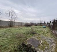 ☎️ 0918197701- Na predaj stavebný pozemok na stavbu RD v Gabčíkove / 9 - Pozemky - bývanie v Gabčíkove, zahŕňajú trávnatú plochu s plotom a stromami.