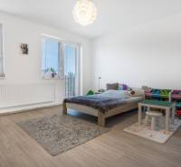 ☎️ 0918197701-Na predaj 5 izbový poschodový rodinný dom s 2 garážou v  - Detská izba v rodinnom dome s posteľou, hračkami a podlahou s dreveným dekorom.