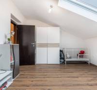 ☎️ 0918197701-Na predaj 5 izbový poschodový rodinný dom s 2 garážou v  - Detská izba v rodinnom dome s podlahou s dreveným dekorom a strešným oknom.