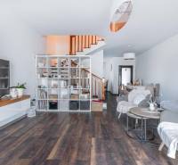 ☎️ 0918197701-Na predaj 5 izbový poschodový rodinný dom s 2 garážou v  - Obývačka v rodinnom dome s podlahou s dreveným dekorom, sedačkou a schodiskom.