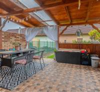 ☎️ 0918197701-Na predaj 5 izbový poschodový rodinný dom s 2 garážou v  - Terasa rodinného domu v Dunajskej Strede s vonkajším posedením a dekoratívnym prístreškom.