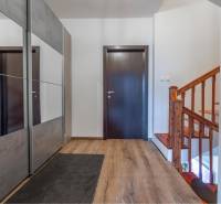 ☎️ 0918197701-Na predaj 5 izbový poschodový rodinný dom s 2 garážou v  - Vstupná hala so schodiskom, podlaha s dreveným dekorom, zrkadlová skriňa, Rodinný dom.