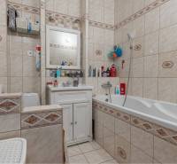 ☎️ 0918197701-Na predaj 5 izbový poschodový rodinný dom s 2 garážou v  - Kúpeľňa s vaňou a kachličkami, zrkadlom a sprchovou hlavicou v rodinnom dome.