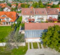 ☎️ 0918197701-Na predaj 5 izbový poschodový rodinný dom s 2 garážou v  - Rodinné domy v Dunajskej Strede s červenými strechami a záhradami.